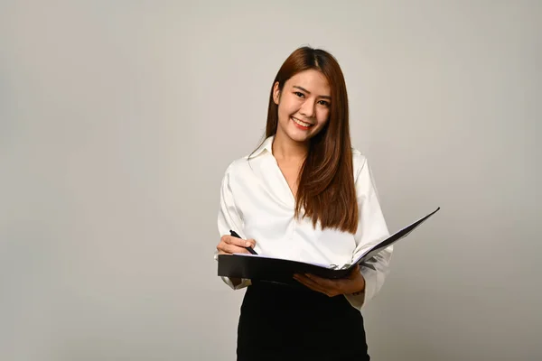 Πανέμορφη Νεαρή Επιχειρηματίας Κρατώντας Ανοικτό Συνδετικό Υλικό Και Χαμογελώντας Στην — Φωτογραφία Αρχείου