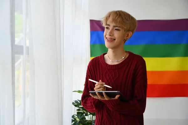 Positivo Adolescente Gay Homem Vermelho Suéter Usando Digital Tablet Brilhante — Fotografia de Stock