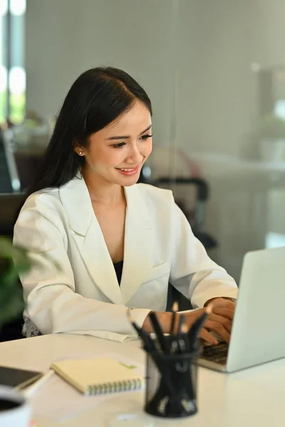Portrait Beautiful Female Economist Working Laptop Desk Modern Office — Stock Photo, Image