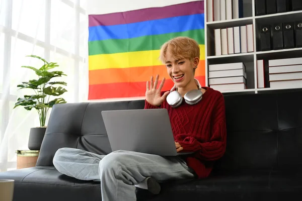 Glad Ung Homosexuell Man Med Bärbar Dator Soffa Vardagsrummet Med — Stockfoto