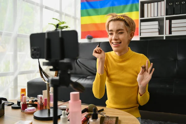 Ung Queer Man Skönhet Make Artist Eller Vlogger Inspelning Makeup — Stockfoto
