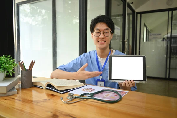 Jovem Cirurgião Vestindo Esfrega Azul Segurando Mostrando Tablet Digital Com — Fotografia de Stock