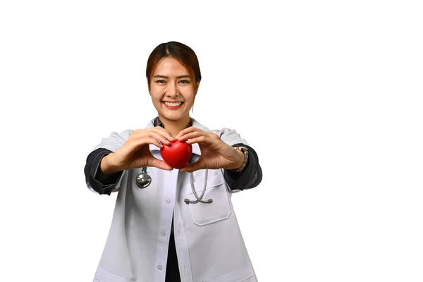 女医生 心脏病医生在白色背景下保持红心隔离的肖像 心脏科 医疗和保健概念 — 图库照片