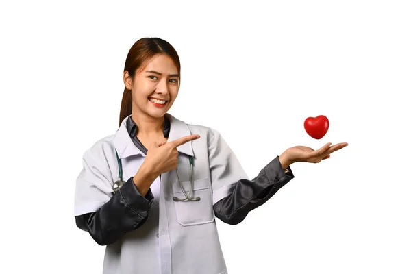 微笑的女医生 心脏病医生牵着红心 指着红心 心脏科 捐赠和保健概念 — 图库照片