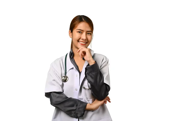 Χαρούμενη Νεαρή Γυναίκα Γιατρός Λευκό Παλτό Στηθοσκόπιο Χαμογελώντας Στην Κάμερα — Φωτογραφία Αρχείου