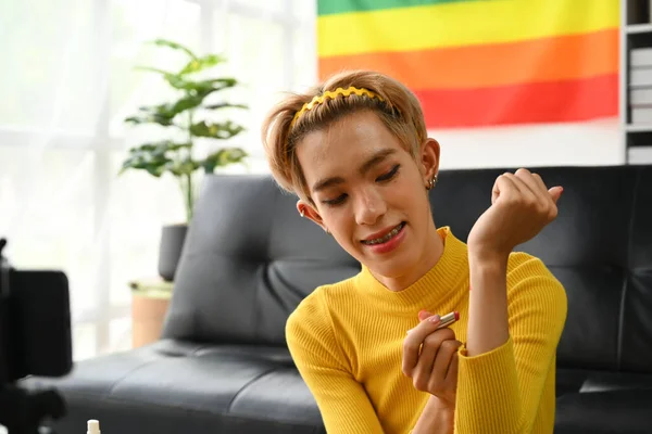 Asiatisk Gay Man Bloggare Filmar Dagliga Makeup Rutin Handledning Smartphone — Stockfoto