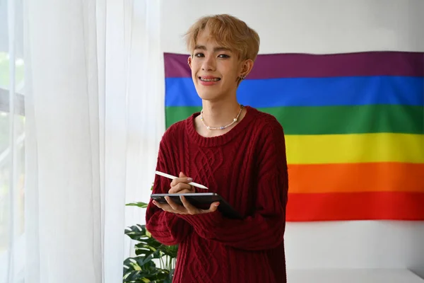 Glada Tonåring Homosexuell Man Med Digital Tablett Ljust Vardagsrum Med — Stockfoto