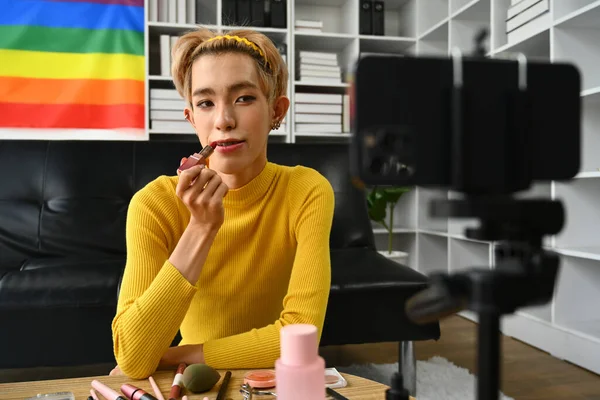 Sonriente Asiático Gay Hombre Blogger Filmación Diaria Maquillaje Rutina Tutorial — Foto de Stock