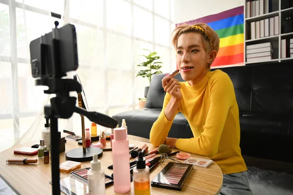 Usmívající Asijský Gay Muž Blogger Natáčení Denní Make Rutinní Tutorial — Stock fotografie
