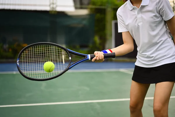 試合中にラケットでボールを打つスポーティ女性テニス選手のクロップショット フィットネス スポーツ 運動の概念 — ストック写真