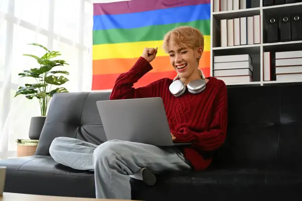 Glad Glad Ung Homosexuell Man Student Läsa Goda Nyheter Nätet — Stockfoto