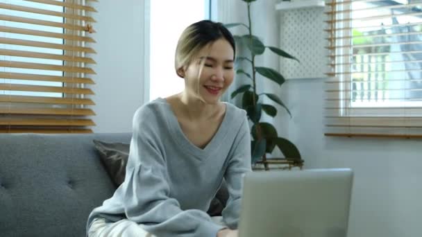 慢动作中弹 快乐的年轻女性看着笔记本电脑屏幕 在网上聊天或在社交媒体上交流 — 图库视频影像