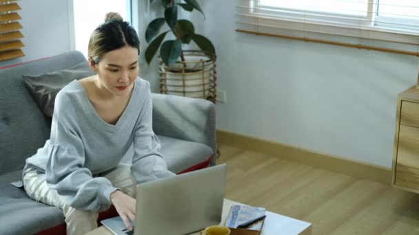 여성에게 노트북 화면을 타자를 인터넷 채팅을 집에서 인터넷을 보도록 가르치고 — 비디오