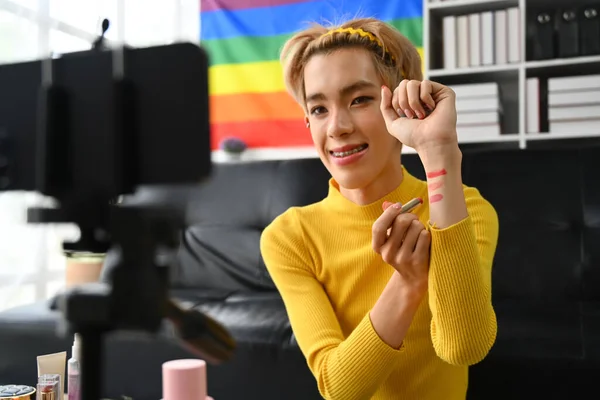 Sorrindo Beleza Masculina Gay Compõem Artista Blogueiro Filmando Tutorial Maquiagem — Fotografia de Stock
