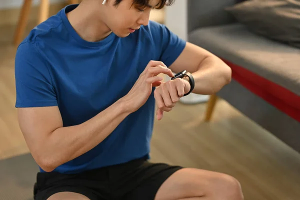 Mladý Fitness Asijský Muž Kontroluje Puls Smartwatch Ranním Cvičení Zdravý — Stock fotografie
