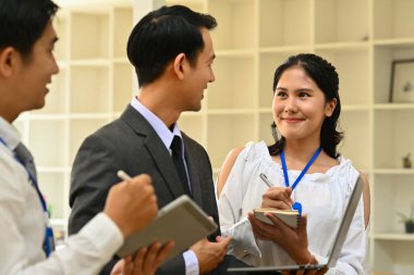Yatırım ve pazarlama projelerinde çalışan genç finansörlerden oluşan bir ekip.