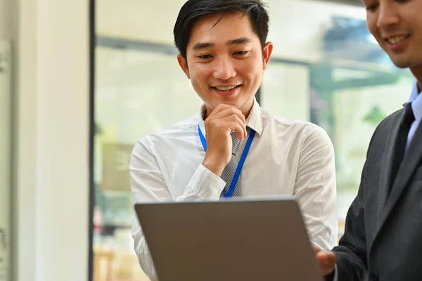 Χαμογελώντας Αρσενικό Υπάλληλο Της Ασίας Κοιτάζοντας Οθόνη Laptop Τον Έλεγχο — Φωτογραφία Αρχείου