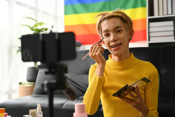 Okouzlující Mladý Gay Muž Blogger Nahrávání Make Tutorial Živě Streaming — Stock fotografie