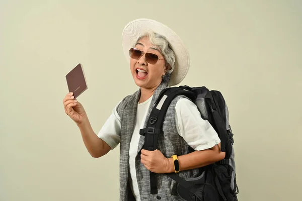 Opgewonden Gepensioneerde Volwassen Vrouw Toeristische Bedrijf Paspoort Klaar Reizen Vakantie — Stockfoto