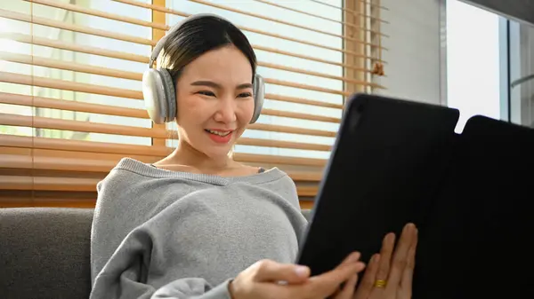 Χαρούμενη Νεαρή Ασιάτισσα Που Φοράει Ακουστικά Και Βλέπει Ταινία Ψηφιακό — Φωτογραφία Αρχείου