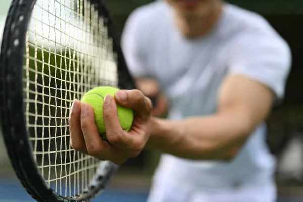 男子网球手手拿着网球和球拍 发球或发球在比赛中的特写镜头 — 图库照片