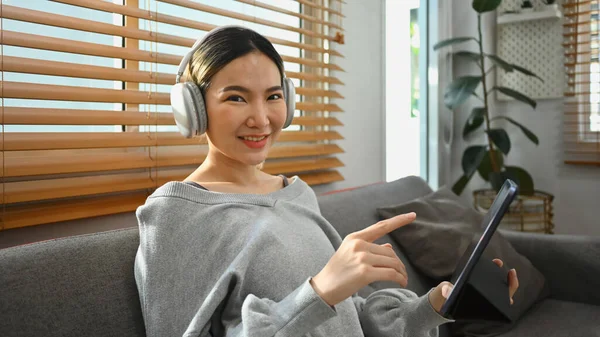 Γοητευτική Νεαρή Γυναίκα Φορώντας Ακουστικά Βλέποντας Βίντεο Περιήγηση Στο Διαδίκτυο — Φωτογραφία Αρχείου