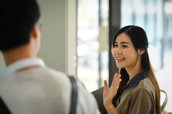 Hübsche Asiatische Studentin Winkt Ihrer Freundin Auf Dem Campus Der — Stockfoto