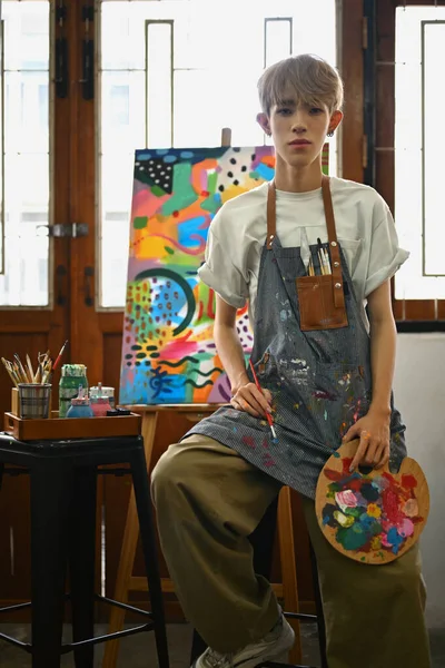 Portrét Mladého Hipsterského Teplouše Zástěře Držící Paletu Štětcem Pózujícího Před — Stock fotografie