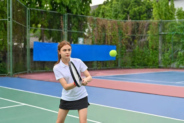 ネットでボールを返すためにラケットでボールを打つかなり若い女性 スポーツ フィットネス トレーニング アクティブライフコンセプト — ストック写真
