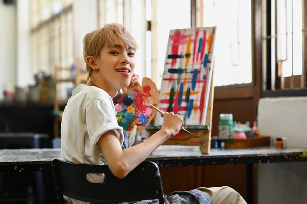 Šťastný Mladý Stylový Muž Malování Akvarelem Plátně Umělecké Dílně Koncept — Stock fotografie