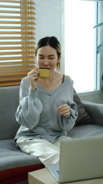 Ευχάριστη Γυναίκα Χιλιετίας Πίνοντας Καφέ Έχοντας Βιντεοκλήση Φίλο Επικοινωνώντας Online — Αρχείο Βίντεο