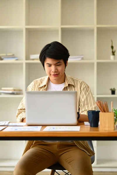 Przystojny Azjatycki Biznesmen Sprawdza Mail Pracuje Laptopie Biurze Kreatywnym — Zdjęcie stockowe