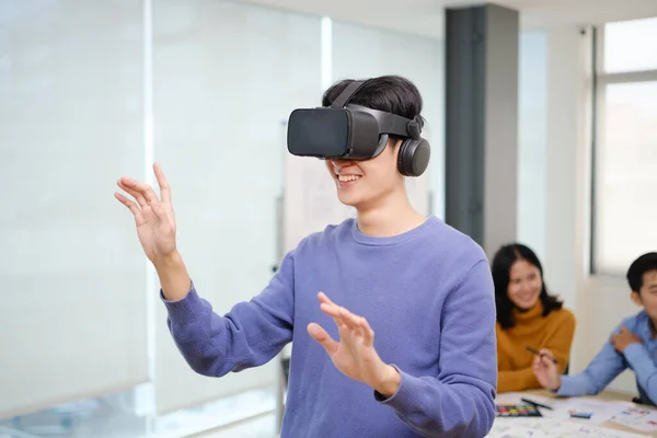 Homem Criativo Vestindo Óculos Realidade Virtual Tocando Durante Reunião Corporativa — Fotografia de Stock