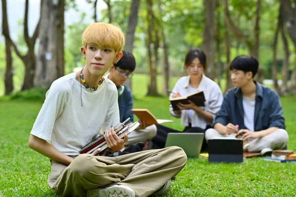 Asiático Estudiante Masculino Sentado Hierba Verde Campus Con Amigos Sentados — Foto de Stock
