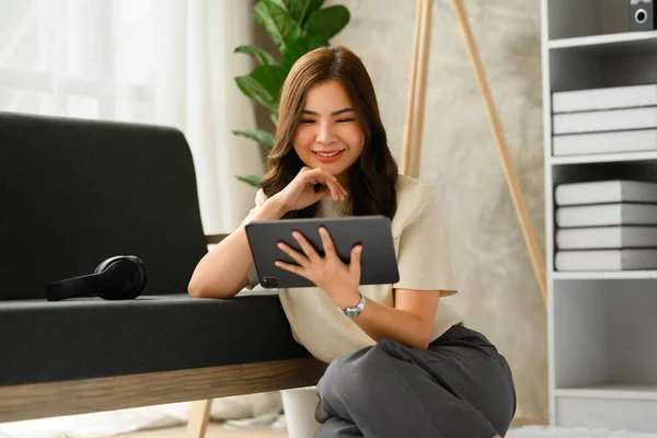 Determined Millennial Asian Woman Sitting Floor Living Room Using Digital — Stock Photo, Image