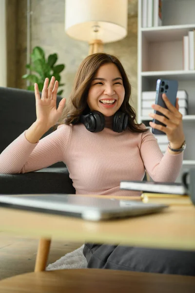 미소짓는 아시아인 스마트폰으로 통화를 하면서 흔들고 있습니다 사람들 그리고 의사소통 — 스톡 사진