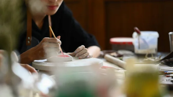 Ausgeschnittene Aufnahme Eines Jungen Mannes Muschelschürze Der Keramikteller Der Werkstatt — Stockfoto
