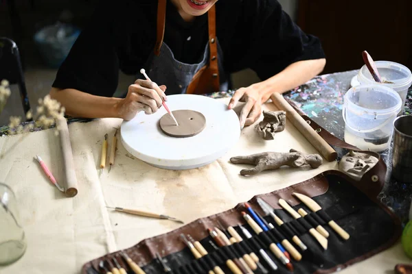 Junger Bildhauer Stellt Der Werkstatt Handgefertigte Keramikteller Auf Der Töpferscheibe — Stockfoto