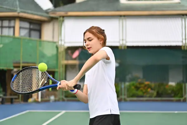 彼女の方へ飛んでいくテニスボールを打つ若い女性選手のショット スポーツ トレーニング 競争とアクティブライフコンセプト — ストック写真