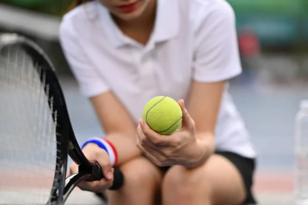 テニスコートのベンチに座ってボールラケットを保持する女性テニスプレーヤーの手に焦点を選択します スポーツ トレーニング アクティブライフ — ストック写真