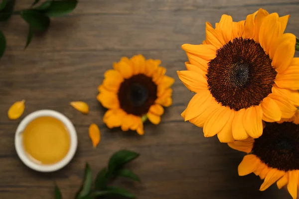 Top View Sunflower Seed Oil Fresh Flowers Rustic Table Agriculture — Stock Photo, Image