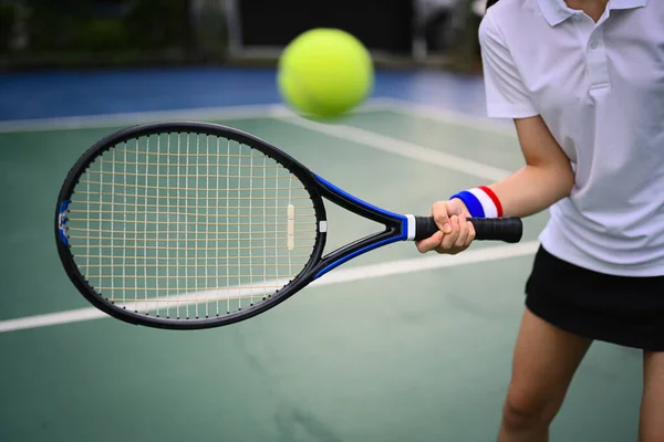 ラケットでボールを打つテニス選手のショットは ネット上でボールを返す スポーツ フィットネス トレーニング アクティブライフコンセプト — ストック写真