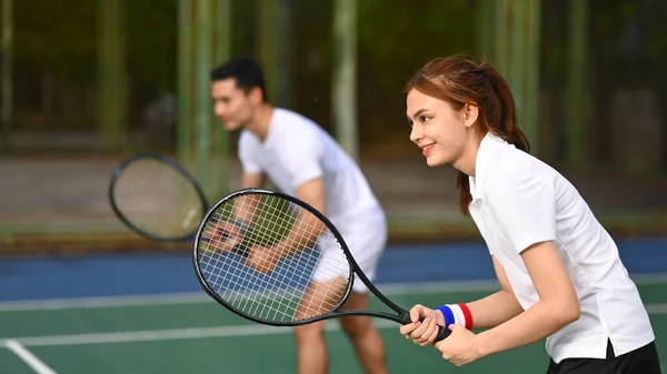 Deux Joueurs Tennis Accroupis Position Prête Tenant Raquette Attendant Servir — Photo