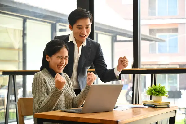 Empresários Felizes Olhando Para Tela Laptop Animado Por Boas Notícias — Fotografia de Stock