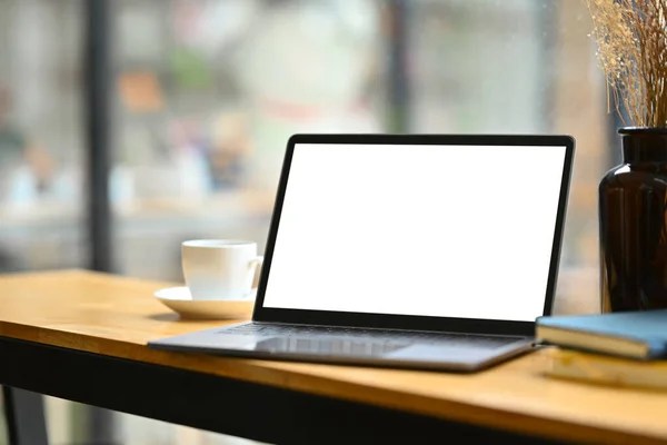 Schreibtisch Aus Holz Mit Laptop Notizblock Und Tasse Kaffee Weißer — Stockfoto