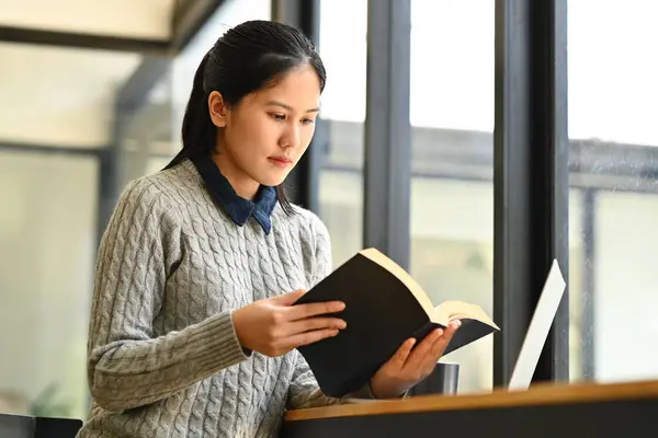 Lugn Asiatisk Affärskvinna Läser Viktiga Anteckningar Personliga Dagliga Planerare Sitter — Stockfoto