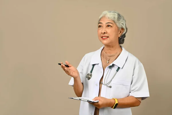 Portrait Senior Woman Doctor Dressed White Coat Stethoscope Holding Clipboard — Stock Photo, Image