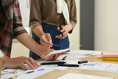 UX tasarım ekibi yeni web sitesi kablosuz çerçevesi üzerinde çalışıyor, birlikte çalışma alanında web cep telefonu için uygulama geliştirme planı yapıyor.