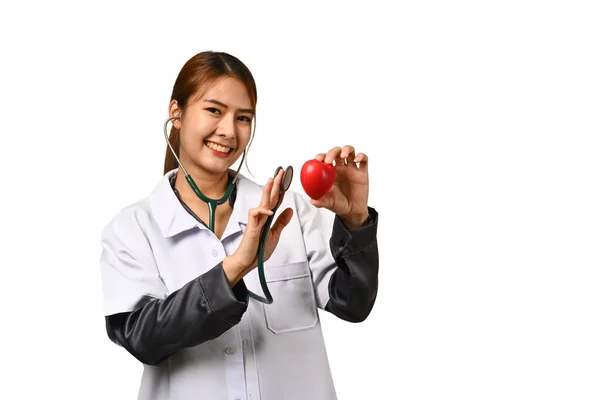 微笑的女医生拿着听诊器和红心隔离的白色背景 心脏科 医学和保健概念 — 图库照片