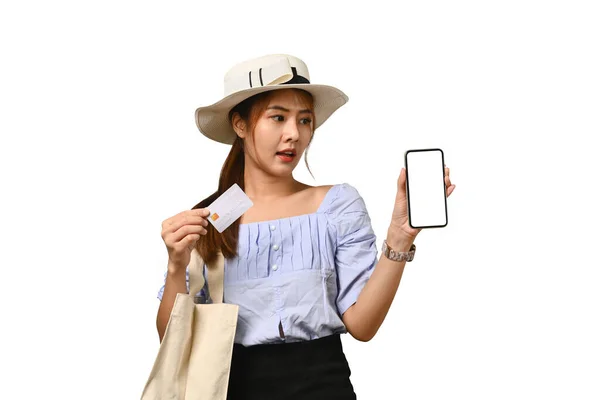 Leende Kvinnlig Resenär Visar Smartphone Och Kreditkort Redo För Sommarsemester — Stockfoto